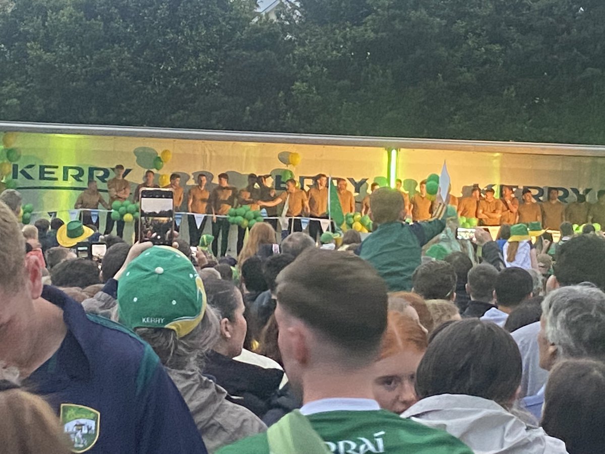 Some atmosphere in Killarney for the return home of Sam Maguire <a href="/Kerry_Official/">Kerry GAA</a>