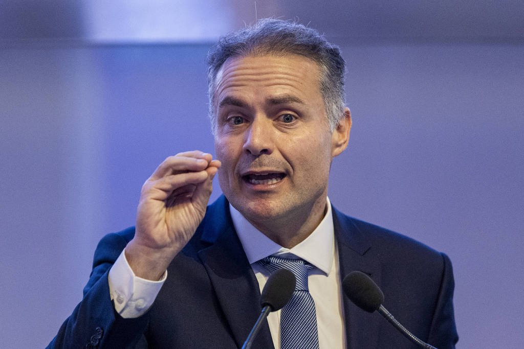folha's tweet photo. Governo Lula estuda acabar com obrigação de autoescola para carteira de motorista, diz ministro

https://t.co/9YdvPdVuEB https://t.co/634iiYvsKP