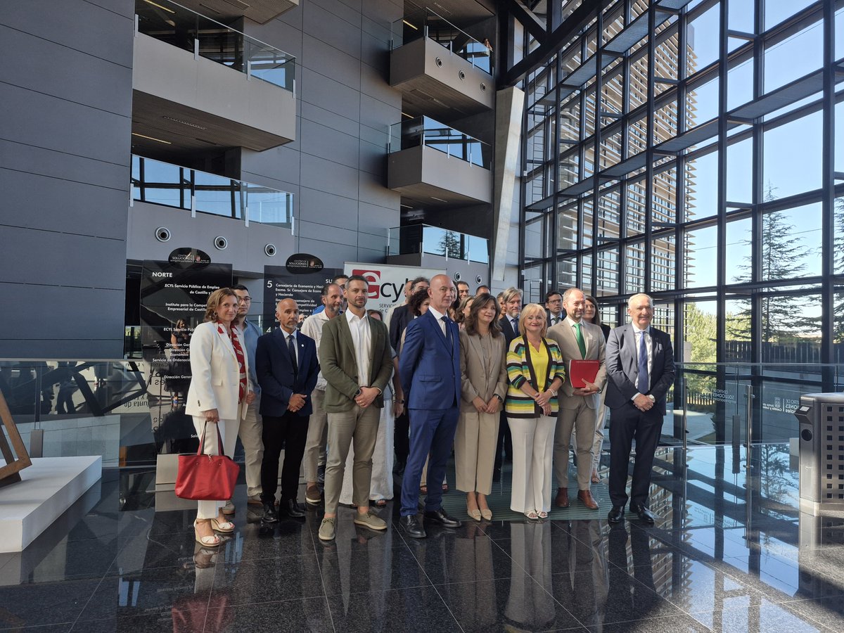 Gabinete de Comunicación Universidad de Valladolid (@uva_es) on Twitter photo El rector de la #UVA ha firmado con la <a href="/jcyl/">Junta de Castilla y León</a> junto a las universidades públicas y empresas de la región un acuerdo para impulsar la captación del talento y la inserción laboral de los jóvenes de Castilla y León, a través del Programa “Experience Plus”
ℹ️shorturl.at/JNafi El rector de la #UVA ha firmado con la <a href="/jcyl/">Junta de Castilla y León</a> junto a las universidades públicas y empresas de la región un acuerdo para impulsar la captación del talento y la inserción laboral de los jóvenes de Castilla y León, a través del Programa “Experience Plus”
ℹ️shorturl.at/JNafi