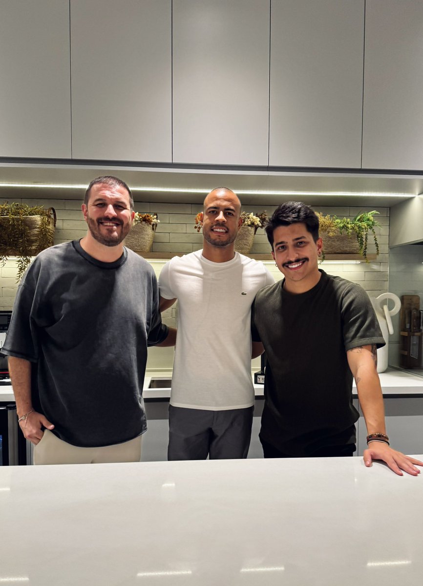Felipe Silva (@felipee_sil) on Twitter photo Mayke deixará de vestir o manto alviverde após nove anos e terá como desafio ajudar a recolocar o Santos no mais alto nível nas próximas temporadas!
Em parceria com o grande <a href="/DaniloSoto40/">Danilo Soto</a>, batemos um papo com o lateral multicampeão pelo Palmeiras, seus momentos de glória, Mayke deixará de vestir o manto alviverde após nove anos e terá como desafio ajudar a recolocar o Santos no mais alto nível nas próximas temporadas!
Em parceria com o grande <a href="/DaniloSoto40/">Danilo Soto</a>, batemos um papo com o lateral multicampeão pelo Palmeiras, seus momentos de glória,