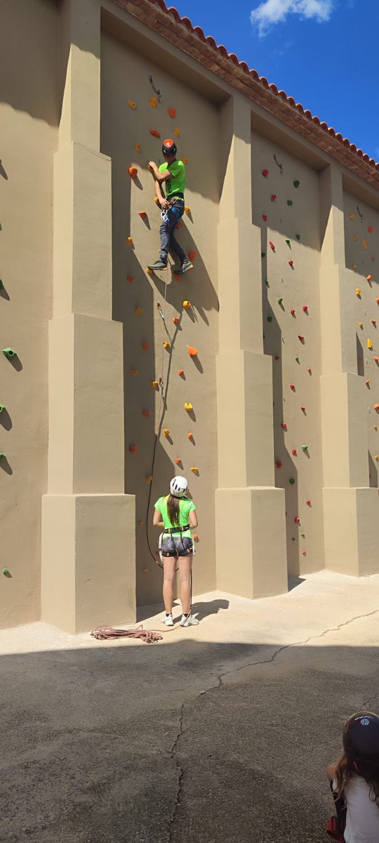🤩🤩 Ahir per la vesprada va començar la setmana de l'Esport!

🧗‍♀️ Amb una iniciació a l'escalada aprofitant el rocòdrom

🔎 Aquesta vesprada continuen les nocions bàsiques d'escalada en El Pinet

📲 Tota la informació en el perfil de l'Ajuntament de Vistabella del Maestrat