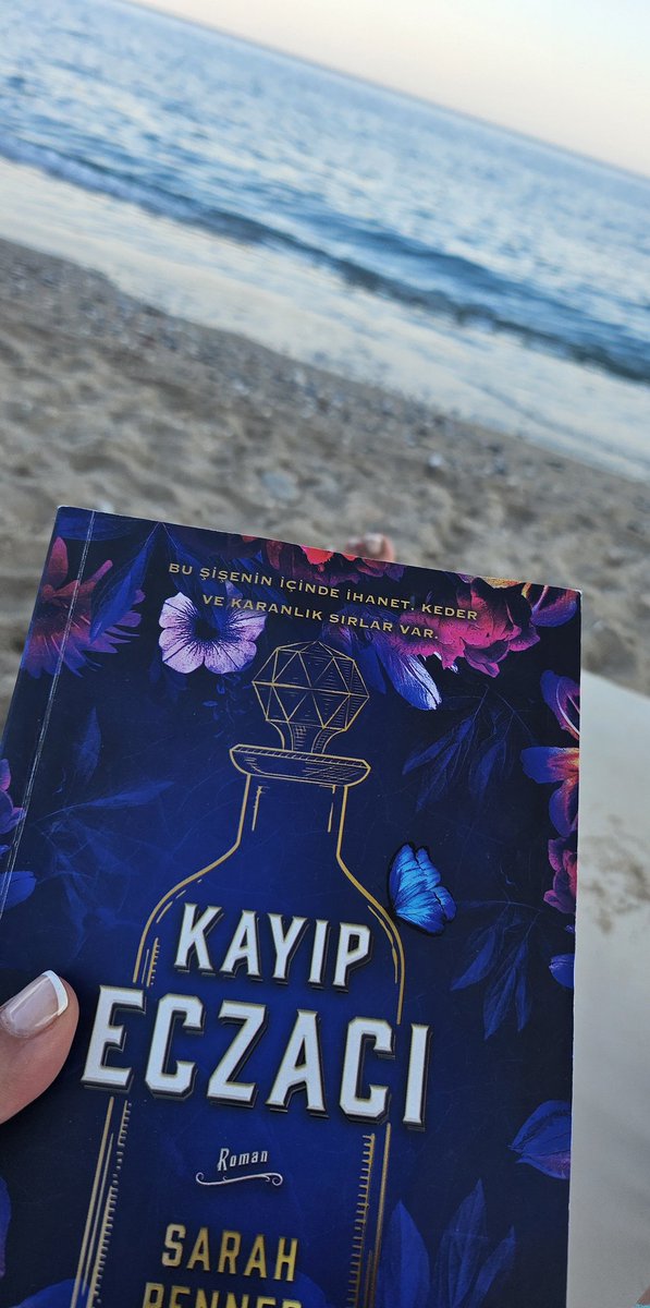 Annem "al kızım tatilde okursun" dedi.
Aldım okuyorum. 
Neden?
Çünkü anne sözü dinlenir!