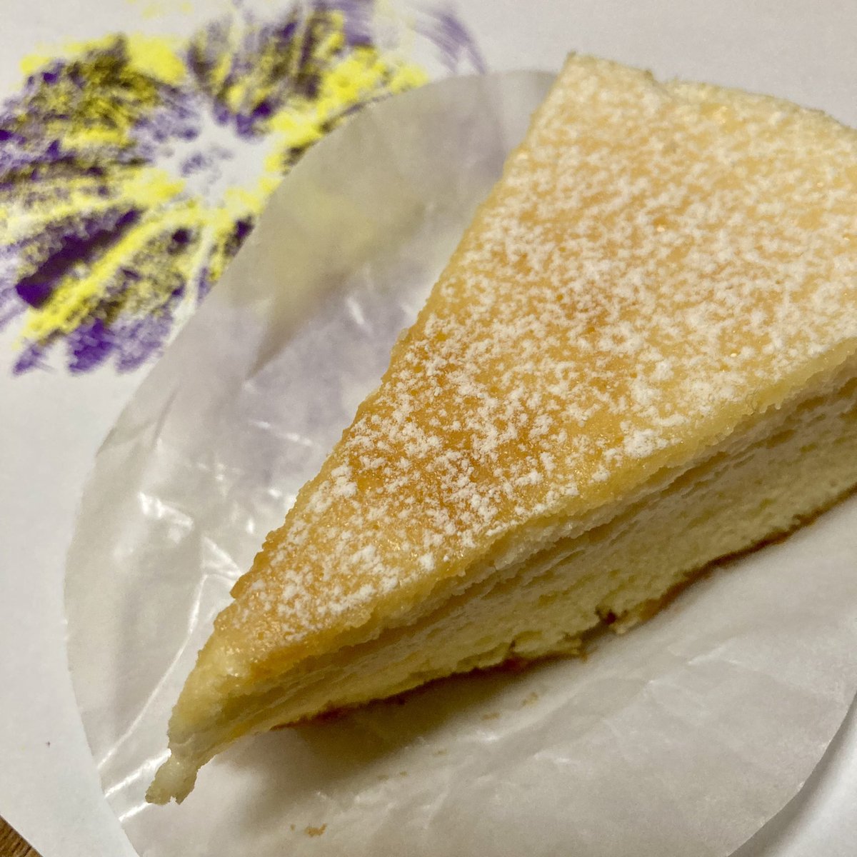 bakandakowa's tweet image. チーズ克服への道。
スーパーで売ってるチーズケーキを購入。最後に食べたのがいつだったか思い出せないぐらい昔だけど、チーズケーキってこんな味だったかなぁ。カスタードクリームみたいだ。
美味しいね! 楽勝で完食。
2個入りだったから、明日も食べちゃうぞ。