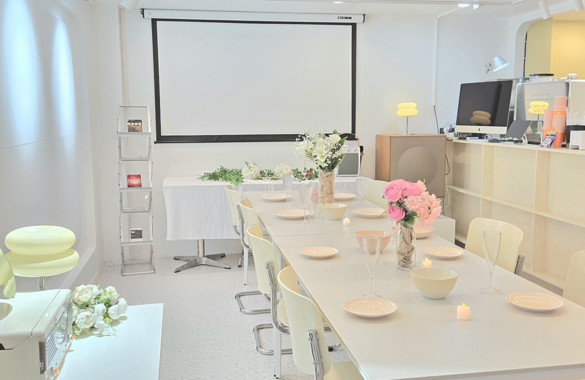 카페 소프트선데이/ 홍대 8번출구 생일카페 이벤트카페&파티룸 tweet media