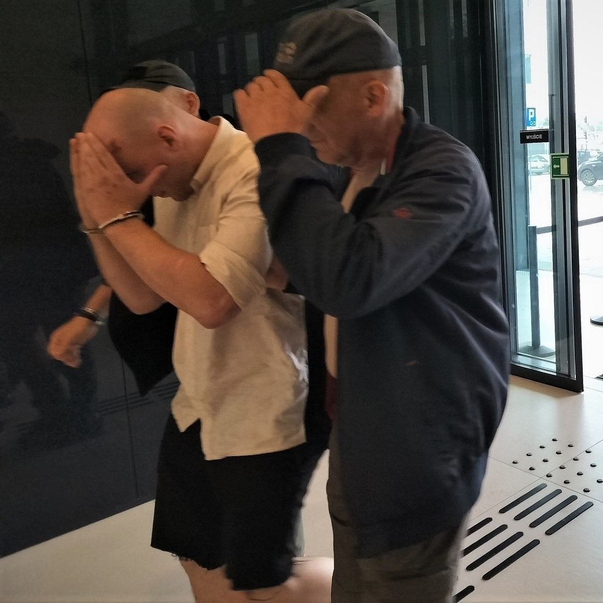 Morgenstern616's tweet photo. Kibol-rasista zaatakował nożem w centrum Częstochowy. Usiłował zabić obywatela Zimbabwe z pobudek rasistowskich. W sobotę 26 lipca. 30-letni Patryk R. sięgnął po nóż i wbił 15-centymetrowe ostrze w okolicę klatki piersiowej obcokrajowca w barze w centrum miasta. https://t.co/NPlaq0h9RI