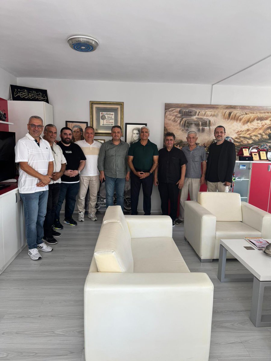 📍Beylikdüzü

Kahvaltıda Bülent Tatlısöz Abimizin misafiri olarak, iş insanlarımızla piyasaları konuştuk. 

“Artan maliyetler, pazar daralması, alım gücünün düşmesi” herkesin ortak yarası.

Piyasaların beklentisi ise; istikrarlı, destekleyici ve güven veren adımların bir an önce