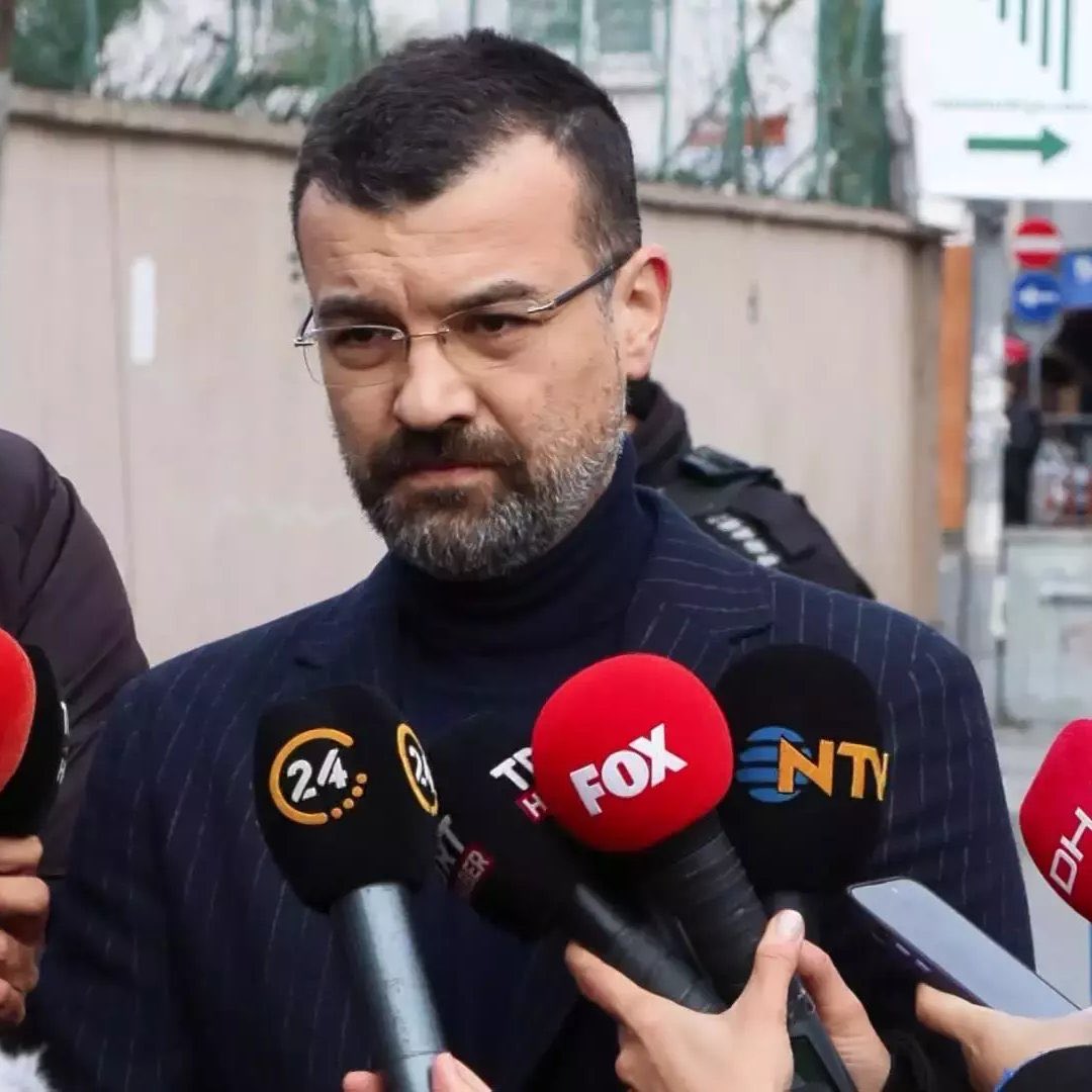 HaberMOD's tweet image. 🚨Hukukçu Afşin Hatipoğlu’ndan Özgür Özel’e öneriler:
“Madem bu komisyona gireceksiniz, komisyon toplantılarının canlı yayınlanmasını talep edin. Böylece kim ne istiyor halk doğrudan görsün.
İkinci olarak, CHP grubu olarak meclis başkanlığına bir dilekçe sunun.
1-) Komisyonun…