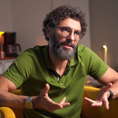 mahfildijital's tweet photo. Davetçi ve aktivist Usame el Şufra:

Neden yöneticiler Gazze için harekete geçmiyor?

Kur'an'da bir ayet okuduğumda sorularımın cevabını aldım.

"Eğer savaşa çıkmak isteselerdi bir hazırlık yaparlardı. Ama Allah davranışlarını beğenmedi de onları alıkoydu. "Acizlerle beraber oturun" denildi." Tevbe Suresi 46. Ayet

Evet, onlar ordularını seferber etmek isteselerdi, bir hazırlıkları olurdu.

Peki sır ne?

Mesele, onların istememesi değil.

"Allah davranışlarını beğenmedi de onları alıkoydu."

Bu, Allah'ın bir cezası.

Harekete geçmeleri onlar için bir şeref olurdu.

Ama Allah onları geri tuttu.

Altını çiziyorum: Onları durduran Allah'tır.

Çünkü Allah'ın izni olmadan kimse bir adım bile atamaz.

Mesele, onların hareket etmek istememesi değil.

Allah onları şereflendirmek istemedi.

"Ve denildi ki: Acizlerle birlikte oturun."

İşte bu Kur'an'ın gücüdür.

Allahu Ekber!

Neden harekete geçmediler?

Çünkü Allah Teâlâ bu domuzların kıpırdamasını istemedi!

Allah istemedi! Eğer isteseydi, onlara şeref verir ve harekete geçirirdi.

Sadece Allah'ın yüceltmek istediği kişiler onurlandırılır.

Her bir şehit, şu an cennette nimetler içinde.

Hadiste dünyaya dönmeyi isteyen tek kişi olarak şehitten bahsedilir.

O geri dönmek ister — on kez bile olsa — neden?

Çünkü Allah der ki:

O'nu şehit olarak almak istedi.

Gazze halkını yüceltmek ve onları şehit olarak seçmek istedi.

Bu yüzden o durumu gönderdi.

Ve şimdi onlar Allah'ın Arş'ının yanında, O'nun huzurundalar.

Bundan daha büyük bir onur olabilir mi?

Kaybeden biziz.

Biz yitirdik.

Allahu Ekber…