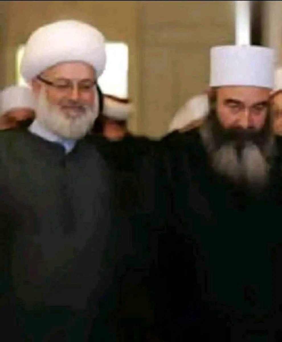 كانو مطوبزين لبشار الاسد ومؤيدين لاجرامو لانو كان يقتل فينا ويعتقلنا ويهجرنا ويدمر بيوتنا وبس سقط وباعهم بقشرة بصلة صار بدهم حماية دولية وبيحكو بأسم طوائفهم.
ال.قذ.ر غزال غزال
القو.ا.د حكمت الهجري