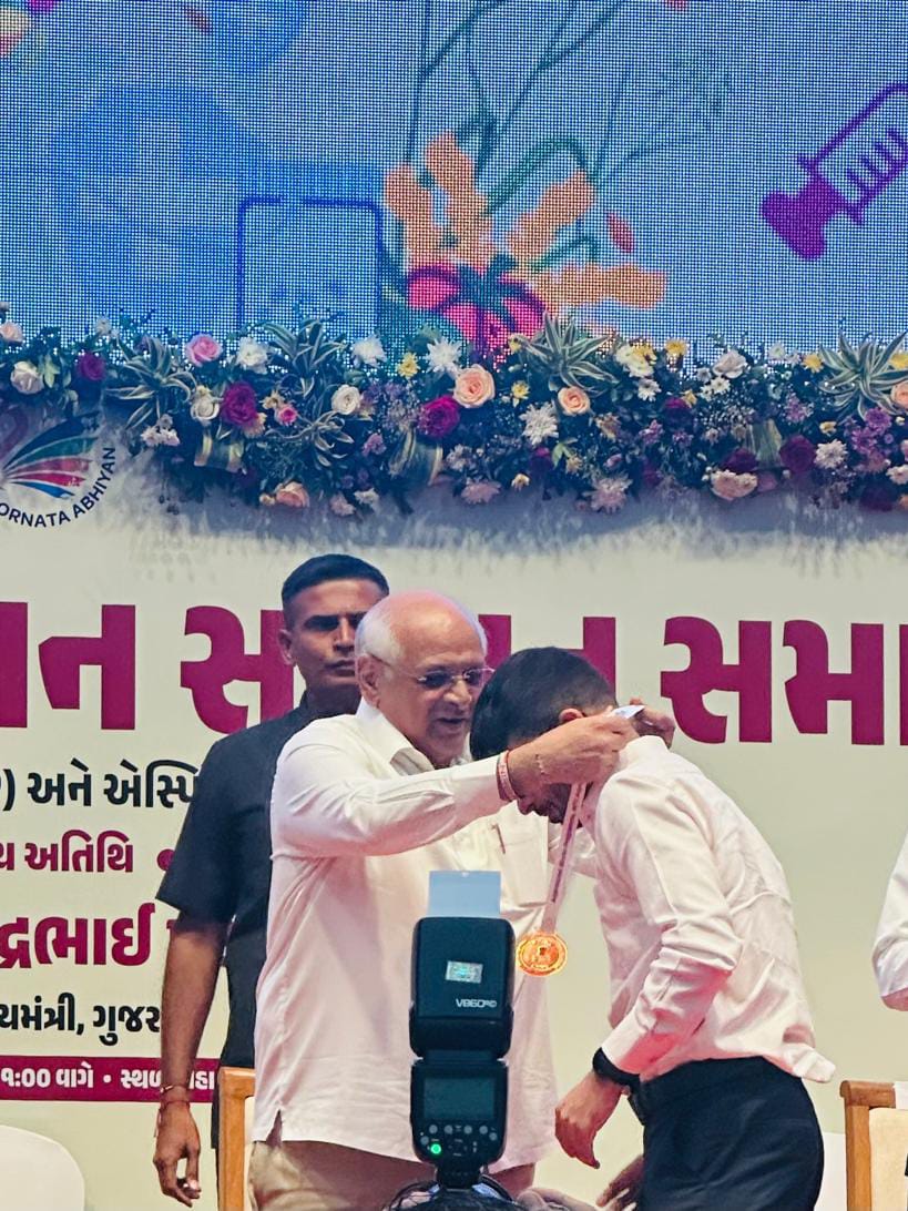 CollectorTapi's tweet image. એસ્પીરેશનલ ડિસ્ટ્રિક્ટ પ્રોગ્રામ તથા એસ્પીરેશનલ બ્લોક પ્રોગ્રામ (નિઝર અને કુકરમુંડા)ના તમામ ઇન્ડિકેટર્સમાં સિધ્ધી મેળવવા બદલ ટીમ-તાપી વતી માન.મુખ્યમંત્રીશ્રી ભૂપેન્દ્રભાઈ પટેલના વરદહસ્તે ગોલ્ડ મેડલ મેળવ્યો. ટીમ-તાપીને અભિનંદન.
@CMOGuj
@revenuegujarat
@InfoGujarat
@infotapigog24