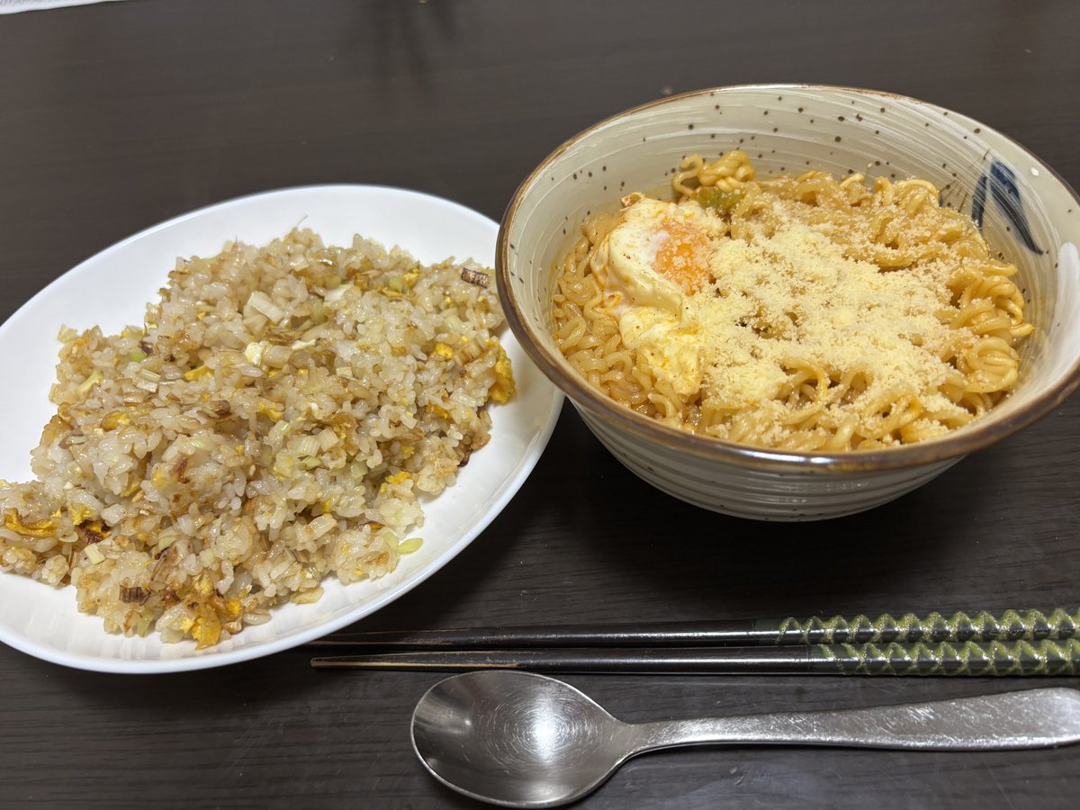 家族が実家に帰省したので1人飯！

辛ラーメンとミョウガ炒飯