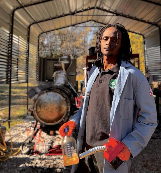 🚨BREAKING - Julian Brown, who went viral for inventing a way to converted plastic into gasoline, then disappeared.

His mother now confirms that he is SAFE: 
“I can confirm Julian is safe but in the best interest of his security I'm not able to provide any more information"