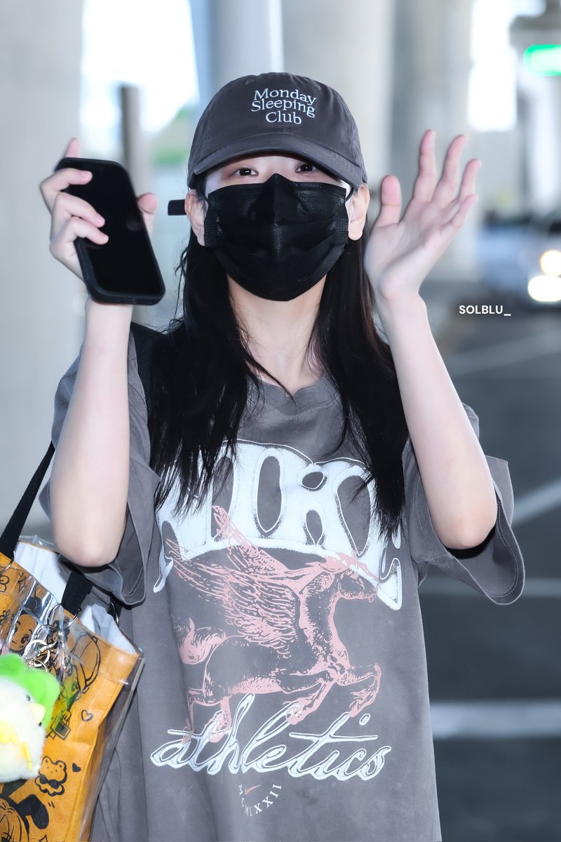 solblu_'s tweet photo. 250729 ICN입국 HQ
고생했엉
#정수빈 #ChungSuBin @chungsubin47 https://t.co/vhrVV08ffP