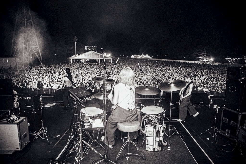 「FUJI ROCK FESTIVAL'25」
at 苗場スキー場

▽ Digest Movie
instagram.com/reel/DMsHHS9xW…

📸：元(<a href="/tya__han/">元</a>)

#羊文学 #fujirock