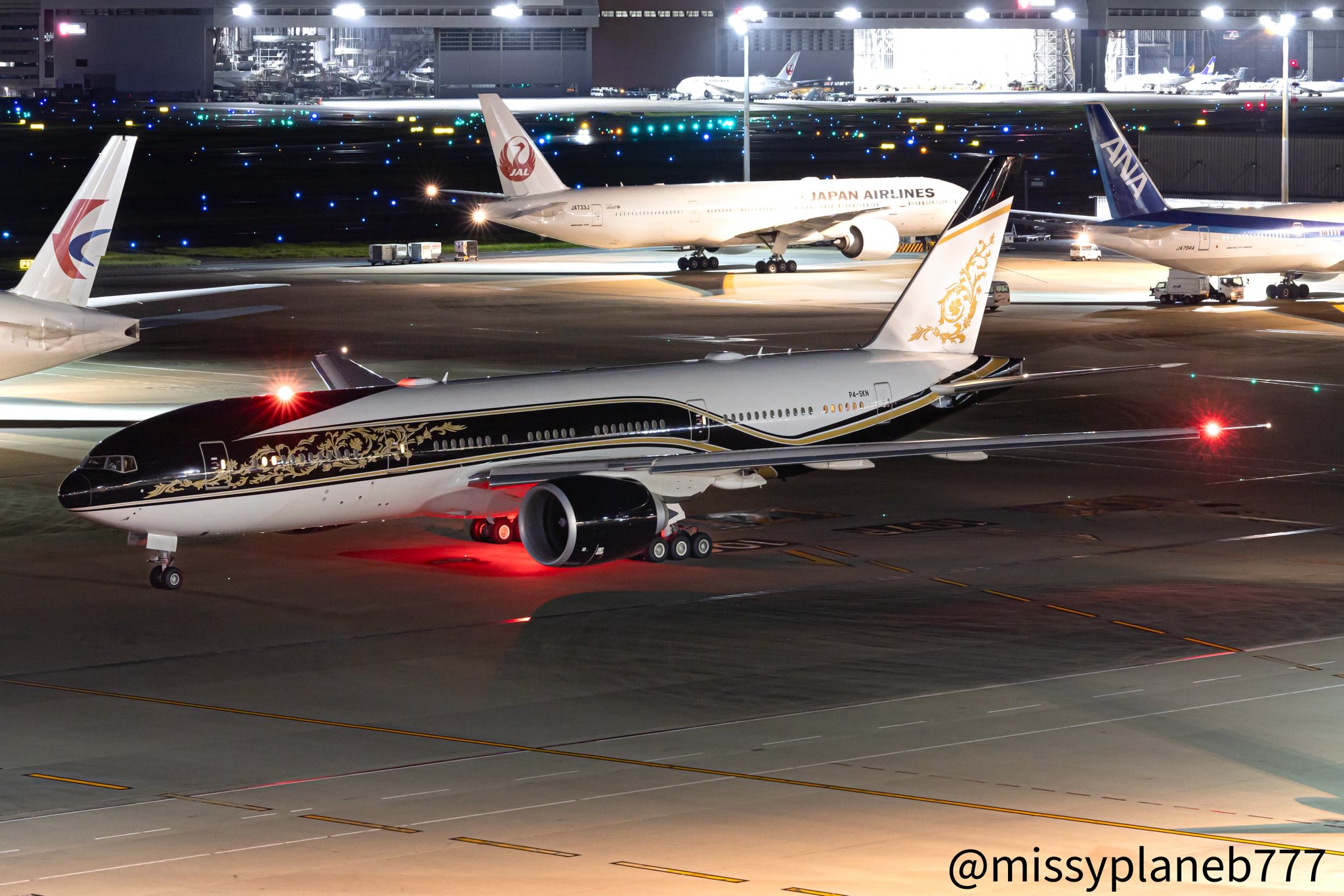 ロミナ Boeing 777-2U8/ER Omni Air International N846AX