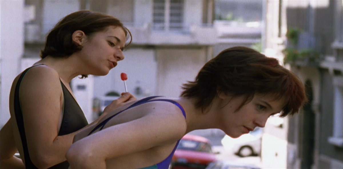 Après FAR WEST, BÉBÉ REQUIN, CANDY BOY, voici LES RÉSULTATS DU BAC de Pascal-Alex Vincent!
Sous le regard curieux d'un duo de Chloé inséparables aux parents absents, le film suit une bande d'ados en attente de leur résultat du bac 
#courtmétrage #bac2025 
vimeo.com/ondemand/lesre…