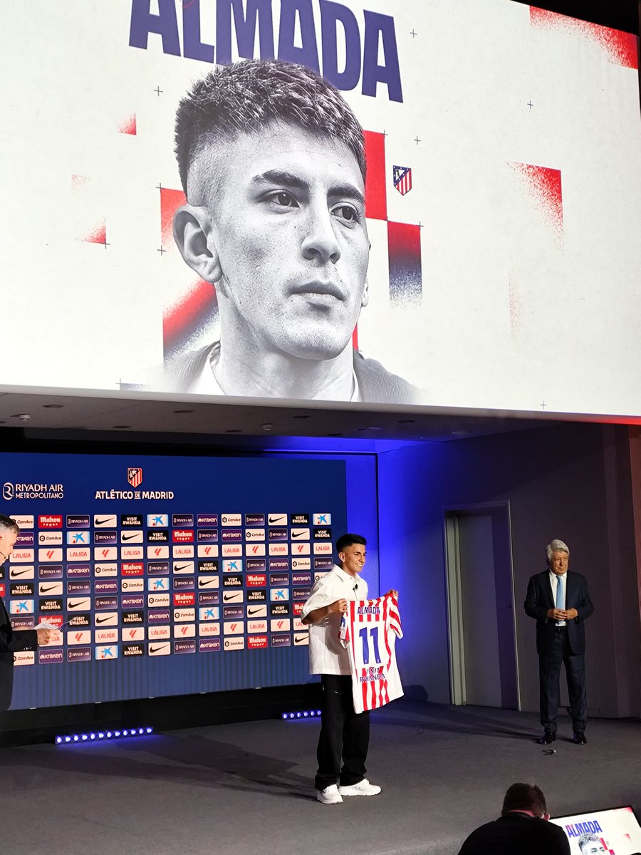 El Atleti tiene nuevo 11, un Thiago Almada que viene dejando muy buenas sensaciones en los entrenamientos. "Tirado a banda izquierda o por el centro", se define.