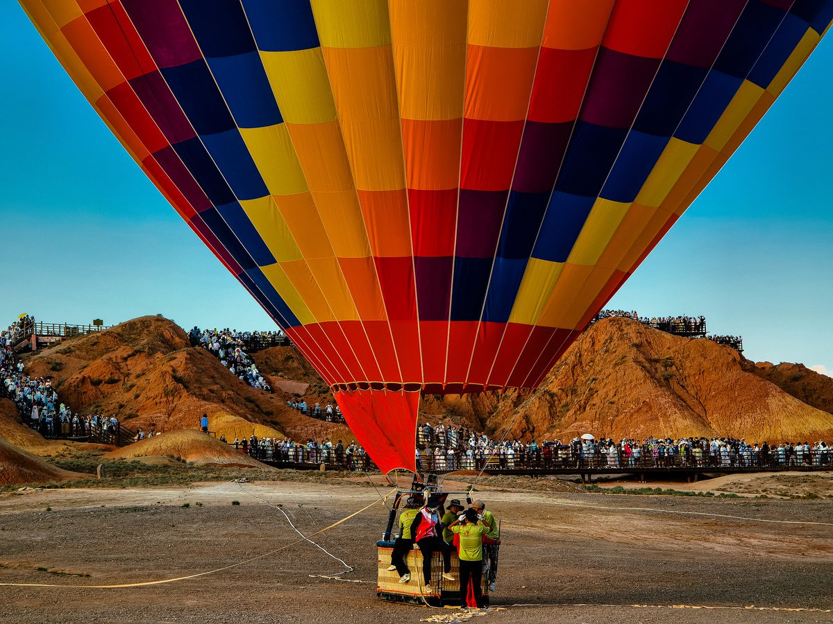 CGTNOfficial's tweet photo. Hot air balloons were spotted floating above stretches of the Colorful #Danxia Scenic Spot in Zhangye, #Gansu Province, on Monday. 🎈 https://t.co/kfKVpBNhFf
