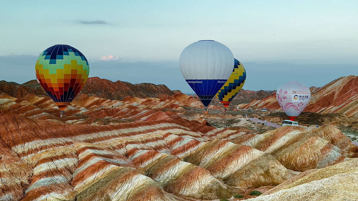 CGTNOfficial's tweet photo. Hot air balloons were spotted floating above stretches of the Colorful #Danxia Scenic Spot in Zhangye, #Gansu Province, on Monday. 🎈 https://t.co/kfKVpBNhFf