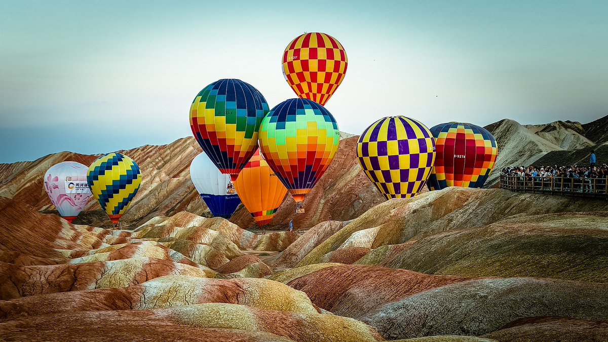 CGTNOfficial's tweet photo. Hot air balloons were spotted floating above stretches of the Colorful #Danxia Scenic Spot in Zhangye, #Gansu Province, on Monday. 🎈 https://t.co/kfKVpBNhFf