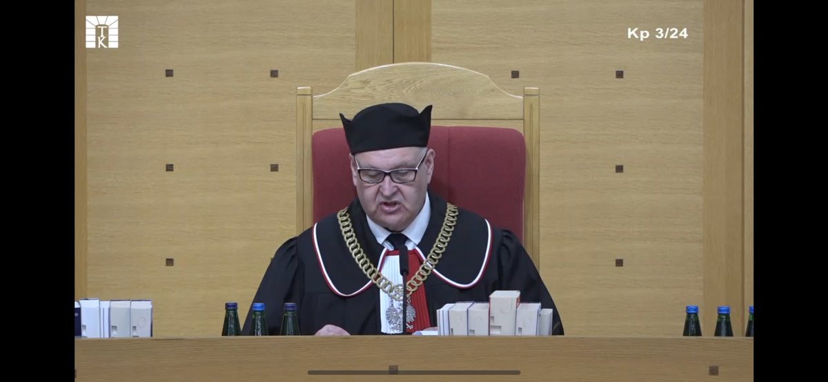 Trybunał Konstytucyjny właśnie zrobił sieczkę z reżimowej ustawy o TK. Najlepszy był pomysł, żeby w sprawach dyscyplinarnych sędziów orzekali sędziowie w stanie spoczynku (np. profesor Zoll). Cała ustawa ląduje w śmietniku.