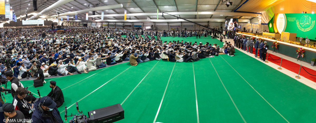 JalsaUK's tweet image. Images from the Global Bai&apos;at Ceremony. #JalsaUK
