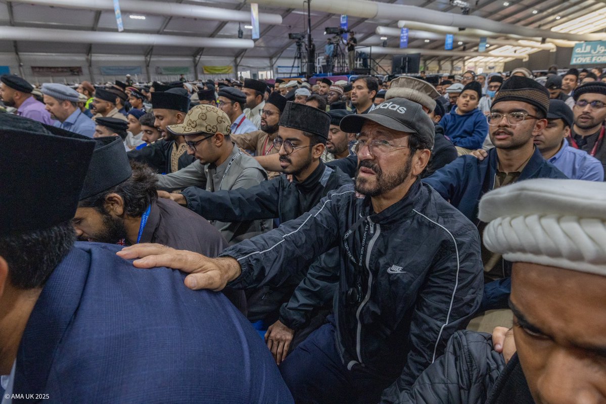JalsaUK's tweet image. Images from the Global Bai&apos;at Ceremony. #JalsaUK