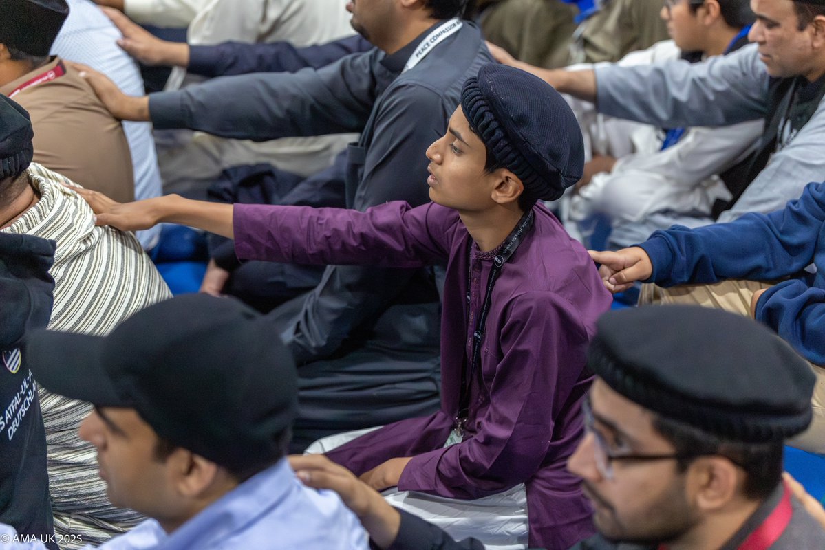 JalsaUK's tweet image. Images from the Global Bai&apos;at Ceremony. #JalsaUK