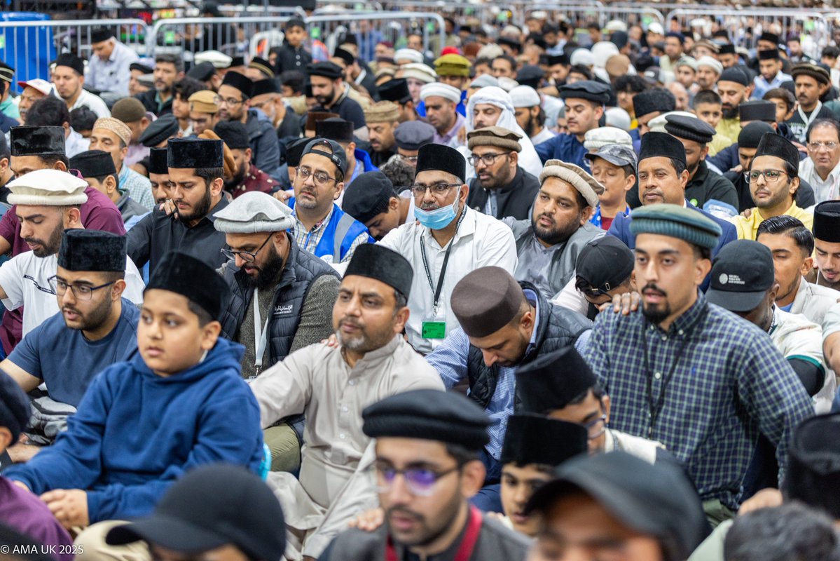 JalsaUK's tweet image. Images from the Global Bai&apos;at Ceremony. #JalsaUK