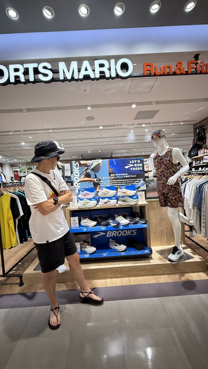 ichiken5050's tweet photo. 子供達から意外に高評価頂いた格好で、新宿高島屋のスポーツマリオへ。
ひよりさんさん@hyr_RunHappy に遭遇した瞬間爆笑されました笑
ピョン吉Tは、どこに行っても可愛いと言われます🐸
#answer4 https://t.co/nSahvPflmV