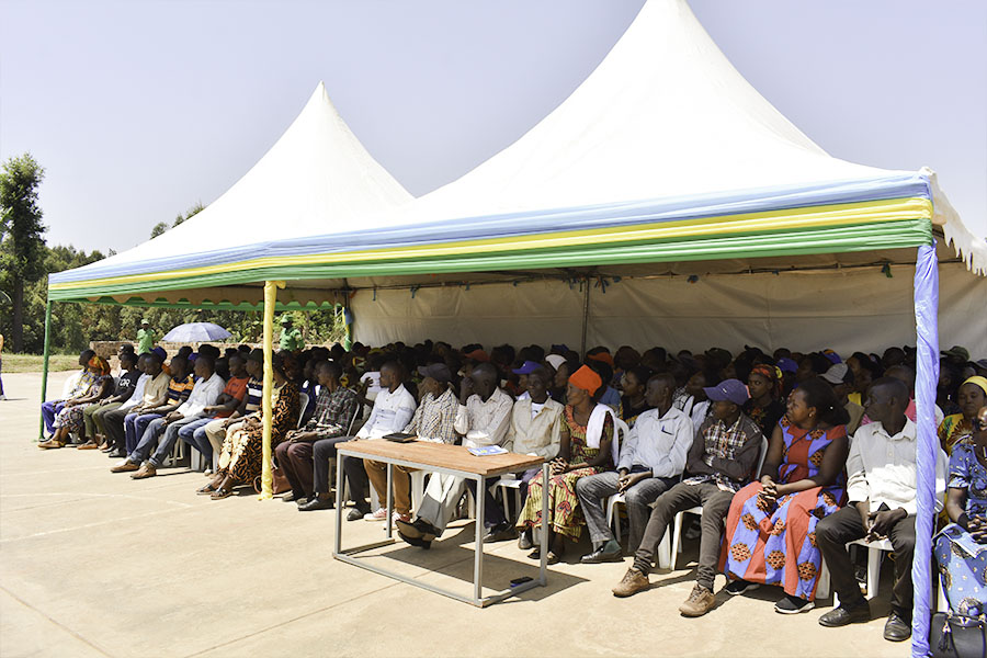 Aka kanya umuyobozi w'akarere ka #Rulindo <a href="/Jmukanyirigira/">Mukanyirigira Judith</a> ari kumwe n'umuyobozi w'ingabo,  umuyobozi wungirije wa <a href="/Rwandapolice/">Rwanda National Police</a> muri  <a href="/RwandaNorth/">Northern Province/ Rwanda</a> n'abandi bayobozi bari kuganira n'abahagarariye ibyiciro bitandukanye muri #Masoro.ni mu mana y'umutekano iri kubera muri uyu murenge