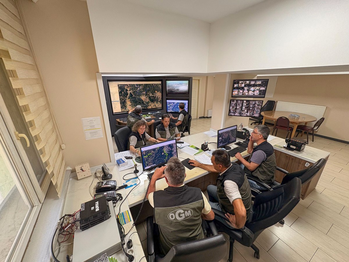 İlimizde devam eden orman yangınlarına;
 
▪️ 35 Hava Aracı 
▪️ 1.136 Kara Aracı ve
▪️ 2.600 personel ile havadan ve karadan müdahale devam etmektedir.

Orman yangınları kapsamında;

▪️ Karahıdır: 170 hane / 680 vatandaş,
▪️ İğdir: 220 hane / 880 vatandaş,
▪️ Ağlaşan: 150 hane /