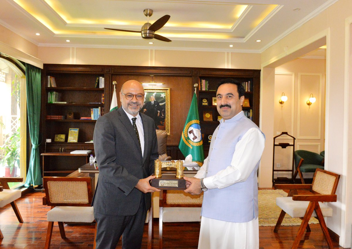 CSKPOfficial's tweet photo. Resident Representative of the United Nations Development Programme (UNDP) in Pakistan, Samuel Rizk, called on the Chief Secretary Khyber Pakhtunkhwa, Shahab Ali Shah.
During the meeting, key development priorities of the province came under discussion. https://t.co/W6hinRMopZ
