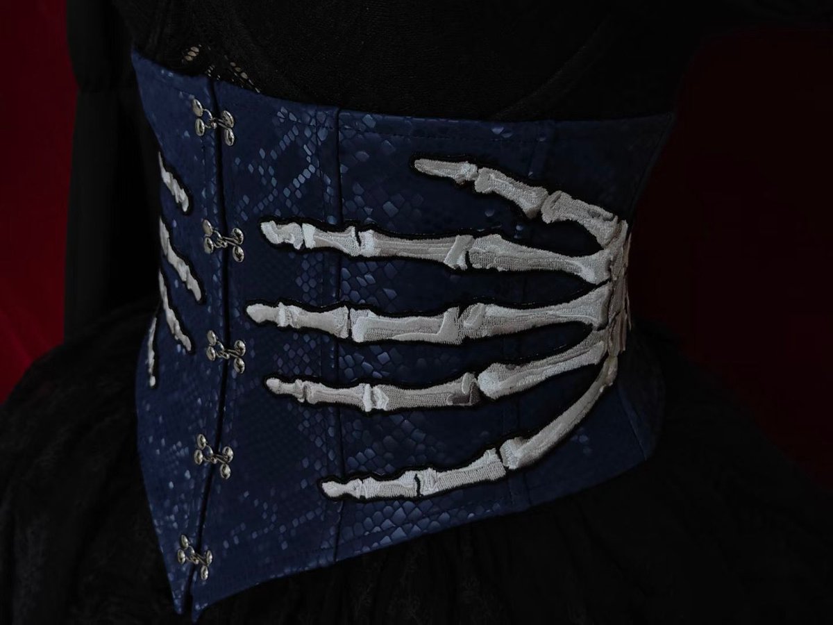 手骨の標本コルセット - Navy 
manus-machina.com/collections/ne… 
解剖学や標本、病理的な美しさに着想を得たコルセット。浮かび上がる手骨。それはまるで遺された美の痕跡がワルツを奏でるかのような、静かで劇的な存在感を放ちます。ゴシックでダークな幻想の世界を纏ってみて。