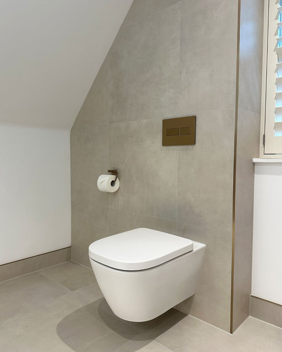 Stone & Chrome (@stoneandchrome) on Twitter photo ✨ Calm, clean, and contemporary ✨
- Laufen Meda wall hung WC in matt white.
- Dansani double vanity in brown oak with matt black frame.
- hansgrohe AXOR brassware in brushed bronze.
- Tiles by Minoli.
---
📧 enquiries@stoneandchrome.com
💻 stoneandchrome.com ✨ Calm, clean, and contemporary ✨
- Laufen Meda wall hung WC in matt white.
- Dansani double vanity in brown oak with matt black frame.
- hansgrohe AXOR brassware in brushed bronze.
- Tiles by Minoli.
---
📧 enquiries@stoneandchrome.com
💻 stoneandchrome.com