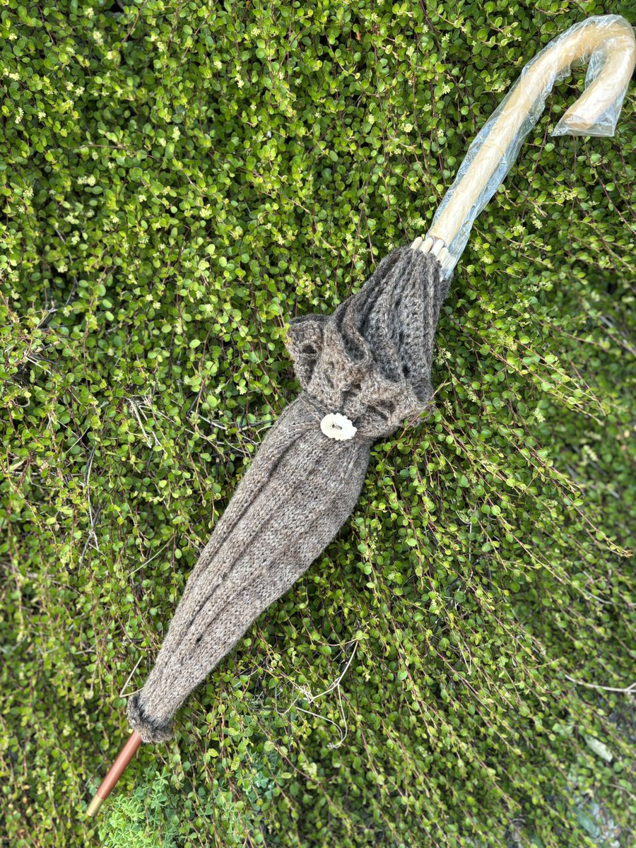 ブルーメの丘のタタンちゃんの日傘☀️
今年の日傘から留め具のボタンは友達手作りの鹿のツノボタン🦌
このボタンも羊毛も滋賀県の日野産❣️