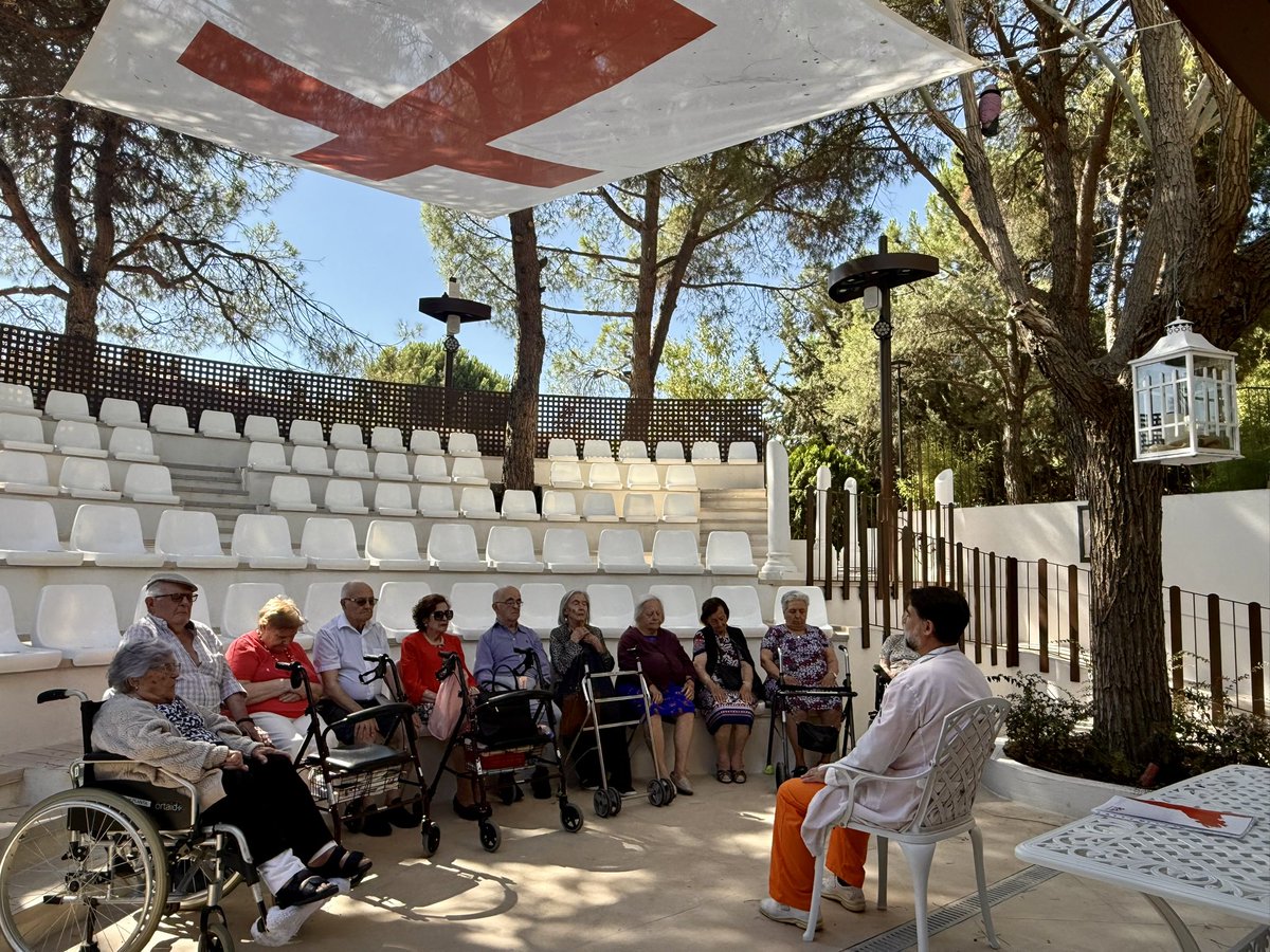 A la sombra de los pinos, el anfiteatro Laudato si’ va acogiendo diversas actividades. Esta mañana asistimos a esta de relajación, conducida por el psicólogo Pablo Posse

#residenciaasistida #CentroSanCamilo