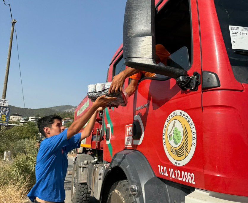 📍İZMİR

Ülkü Ocakları İzmir Buca İlçe Başkanlığı tarafından Buca Gökdere bölgesinde meydana gelen yangınlarda yardım çalışmalarında bulunuldu.