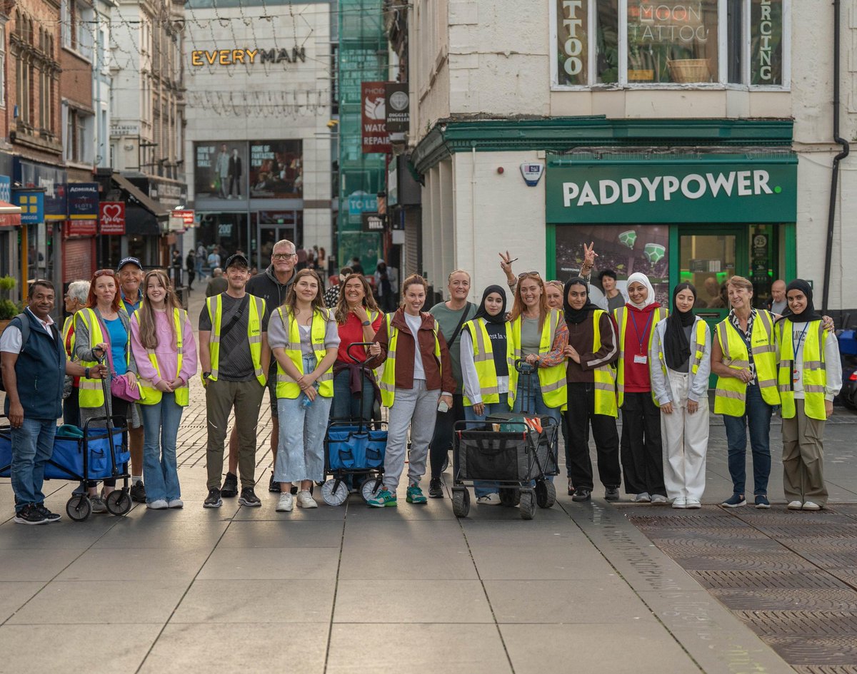 ReachingOutLiv1's tweet image. Was a mad night, ran out of everything just over halfway through. We were joined again by the lovely students from Oman who were a great help and provided some gorgeous hot meals to give out. We also had another 60 meals cooked by Tony, Christine &amp;amp; Ali 💜