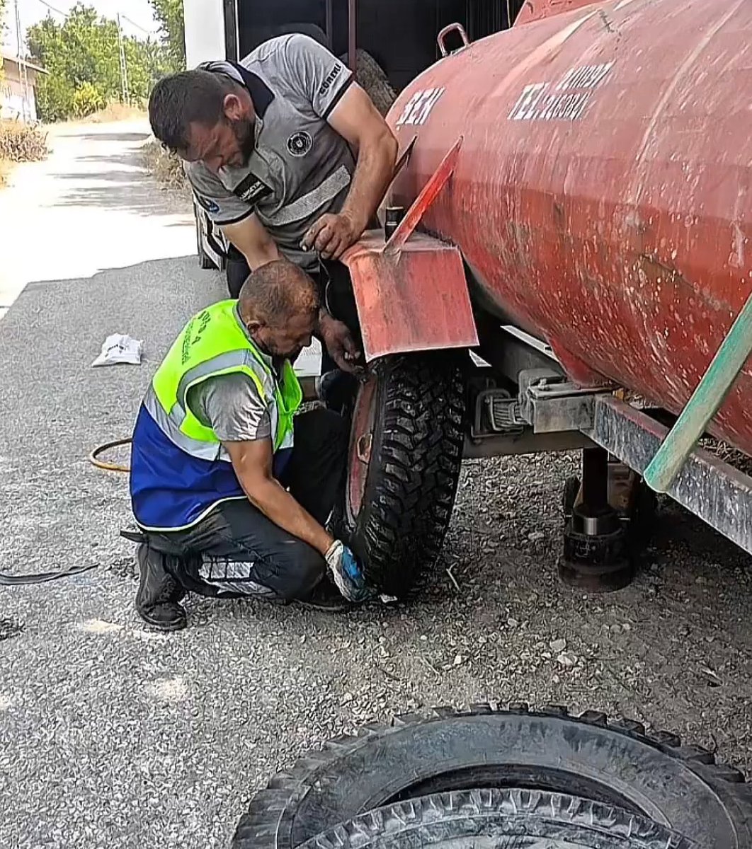 Bursa’da, traktörünün patlak lastiğiyle yangın bölgesine su taşıyan Ramazan Doğru’nun lastiği ve su tankeri onarıldı:

'Bu şekilde çıkamazsın.' dediler. Polis ekipleri bile önümü çevirdi, sonra 'Hakkınızı helal edin, Allah razı olsun.' dediler.