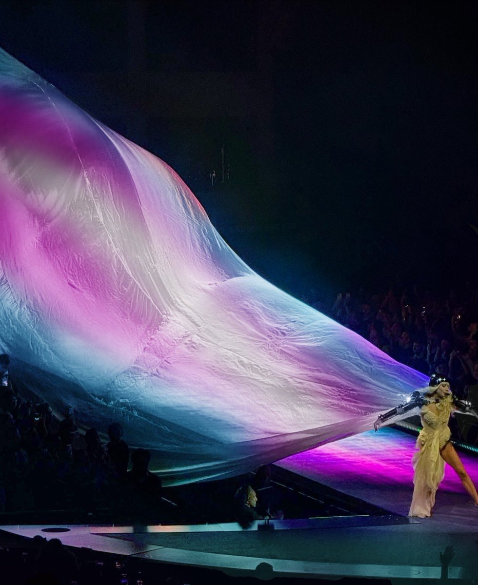 Luego que si no se pronuncia.
Gaga luciendo la bandera trans anoche en su show de Los Ángeles.