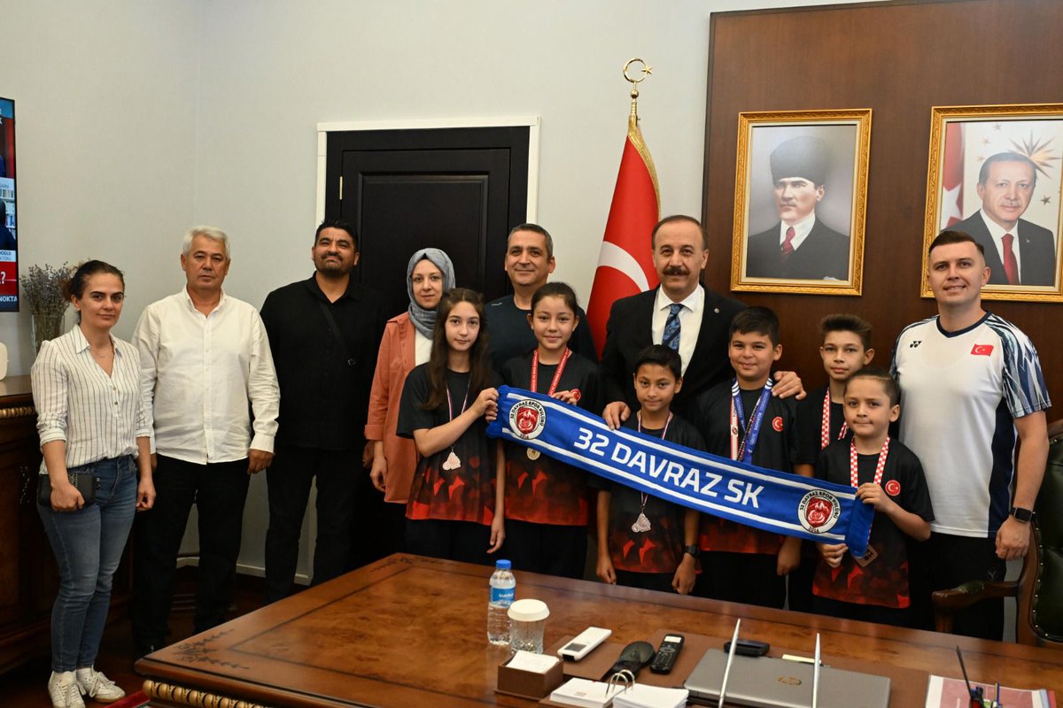 32 Davraz Spor Kulübümüzün Badminton branşındaki milli sporcularını, Milli Takım Antrenörümüz Sayın Mehmet Ali KARCI ve Kulüp Başkanımız Sayın İlhan KARAKUYU ile birlikte Valiliğimizde misafir etmekten büyük bir memnuniyet duyduk.

Ulusal ve uluslararası arenada elde ettikleri