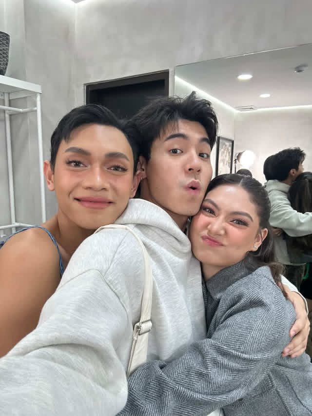 “mi familia” GAGO KAYO NANGINGINIG AKO SERYOSO ANO BAAAAAAAAAAAAAAA 😭😭😭😭😭😭😭😭😭