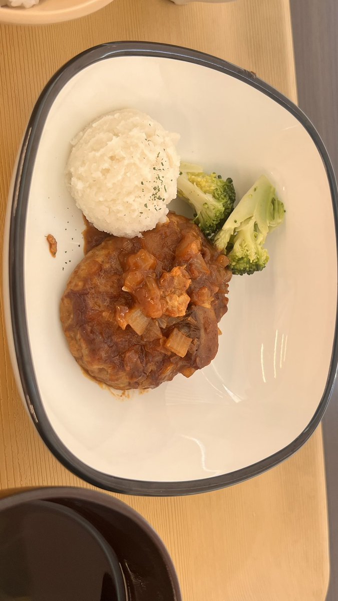 ラストHELSPO KITCHEN で煮込みハンバーグ食べてきた🍖
めっちゃ美味しかった😭
無くなるの寂しすぎやろガイ