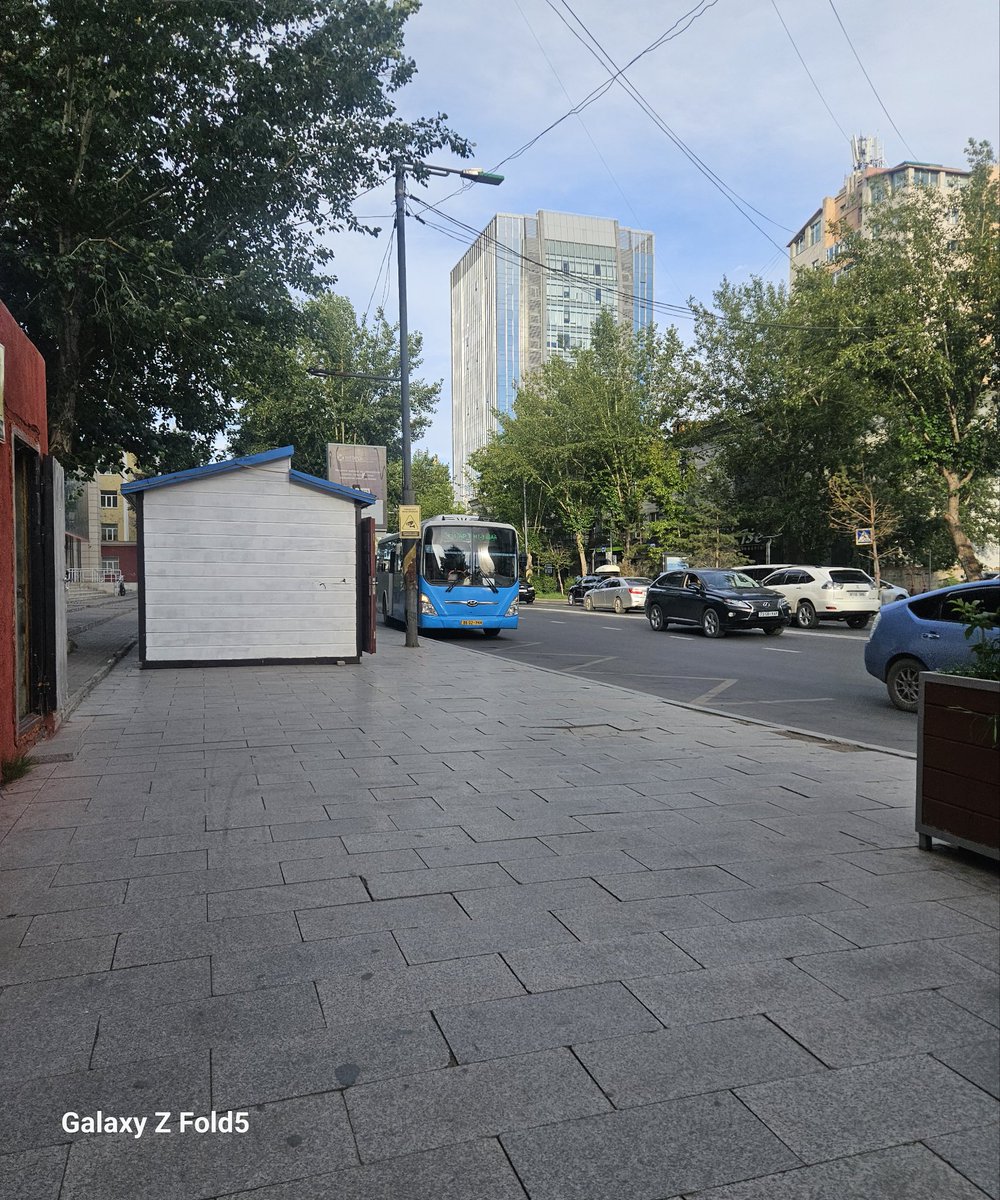 Нөгөө ТҮЦ чин дахиад гараад иржээ. МУИС автобусны буудал дээр. Даан ч Нямбаа намайг блоклосон болохоор дуулгаж чадкүнэ