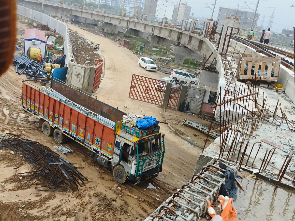 IndexBihar's tweet image. Patna Metro update 🚇
Escalator installation underway at Bhoothnath Metro Station!
Other pictures are of the depot.