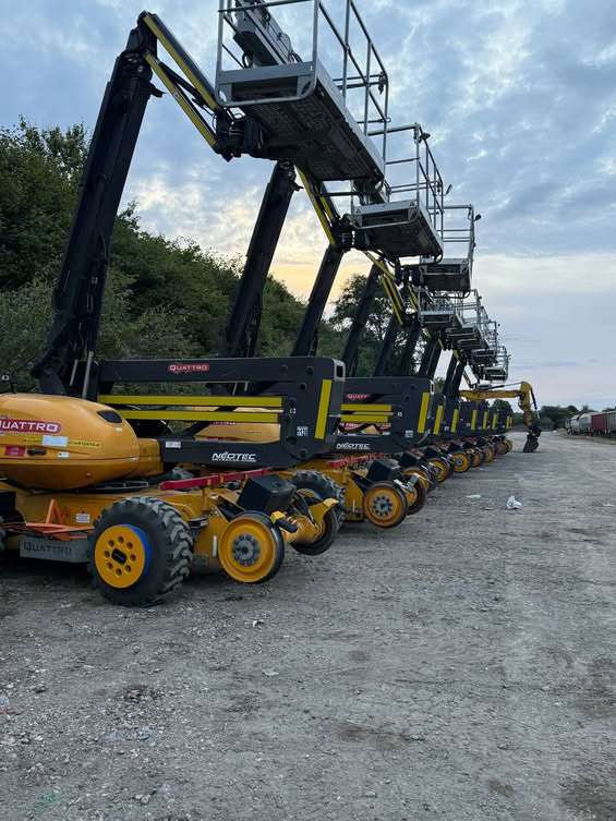 Action in Acton:  The Quattro MEWP fleet lined up, lifts raised, ready to get the job done on the overhead line equipment in London.  Nice work by the multi-talented fitter-operator MacKenzie Stone.

📷 MacKenzie Stone

#Quattro #rail #MEWP #Acton #LiftLife #QArmy