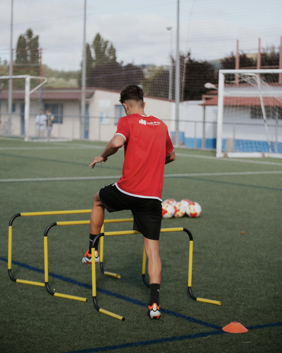 CDLugoCanteira's tweet photo. ⚽️ ¡O CD Lugo B comeza a pretempada! 

O primeiro adestramento xa está en marcha.

#CanteiraAlbivermella
#ForzaLugo https://t.co/TID5fWDOIt