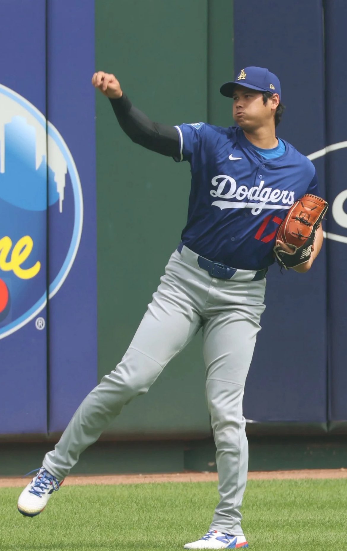 大谷翔平2018 LEAF THE NATIONAL BLUE 61/99#01 A CLUTCH XBH for Shohei Ohtani to give the Dodgers the lead