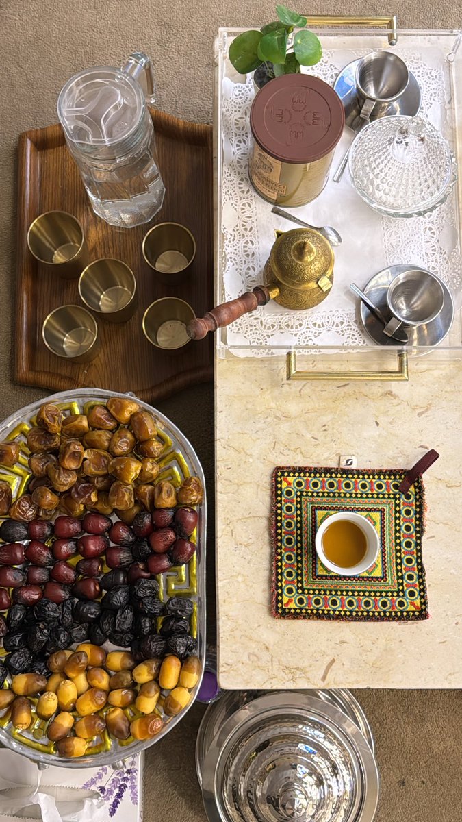 مجلس القهوة الفنجال الرطب تحصل
ريحة البنّ، مع طيبٍ يسر الخاطر
ِ
الوقت فيها يطيب والهرج ما يملّ
وسوالفٍ تجمع القاصي مع الحاضر
ِ
يكرمك راعي المكان، لا جيت له تسأل
وجهٍ بشوش، وكرمٍ ما هو نادر .